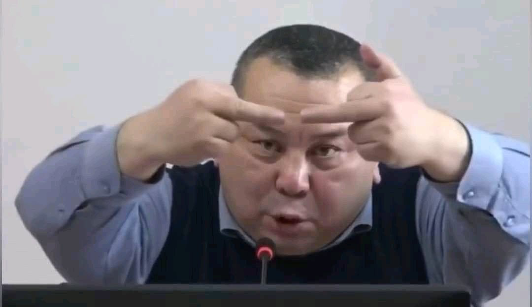 Балбак Түлөбаев монорельсти кызыктуу кыймыл менен түшүндүрүп берди