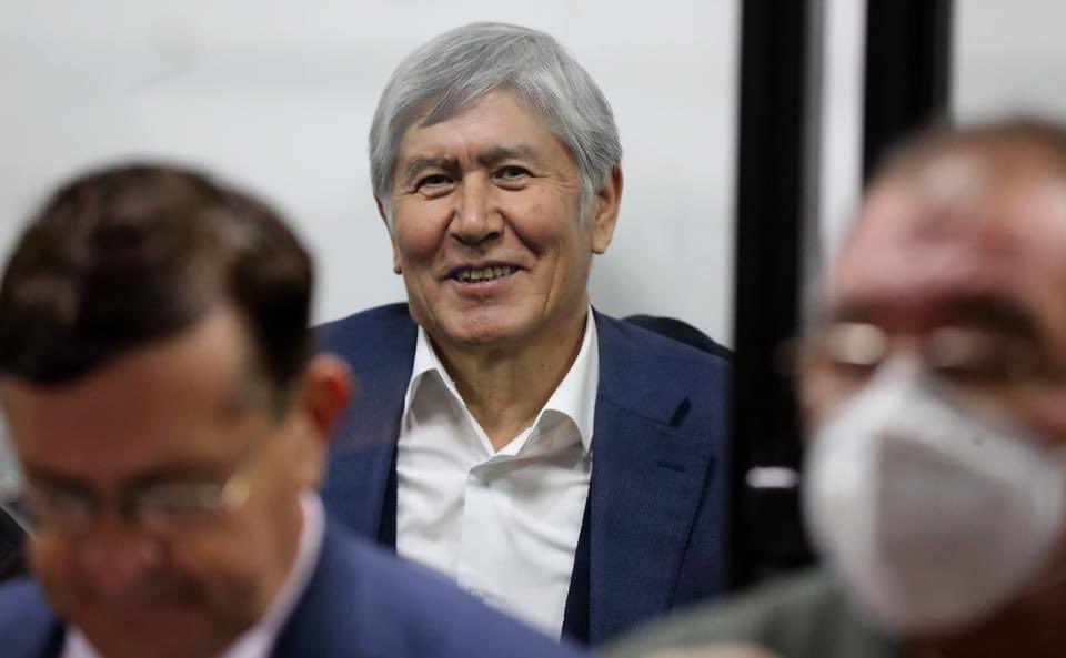 Шаардык сот мурдагы президент Алмазбек Атамбаевди камакта калтырды